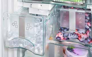 klasické chladicí části. Více k tématu BioFresh pod: biofresh.liebherr.com Celkový dojem vysoké kvality doplňuje ušlechtilá výbava GlassLine z bezpečnostního satinovaného skla SafetyGlass.
