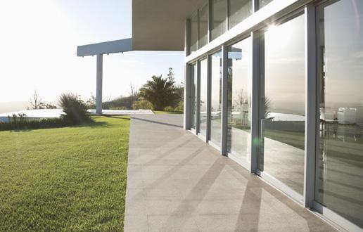 SAINT-GOBAIN BUILDING GLASS EUROPE POUŽITÍ ONE je nejlepší průmyslově vyráběné izolační sklo. V provedení izolačního dvojskla dosahuje hodnoty Ug = 1,0 W (m 2.