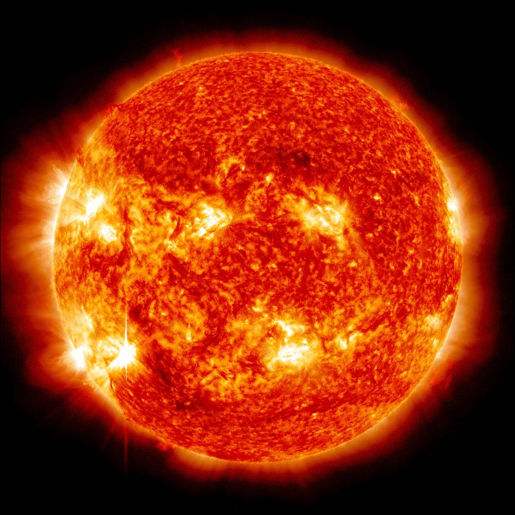 Základní charakteristiky Vzdálenost Země-Slunce: 1.496 x 108 km (světlo letí ~ 8 min 19 s) Poloměr: 6.96342 x 105 km (109 x poloměr Země) Hmotnost: 1.