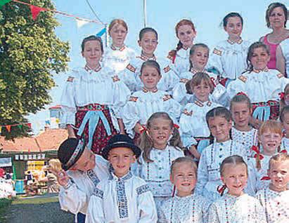 Spodní okraj rubáče vyčnívá asi jeden centimetr pod dolním okrajem sukní, které jsou naformovány do charakteristického soudkovitého tvaru.