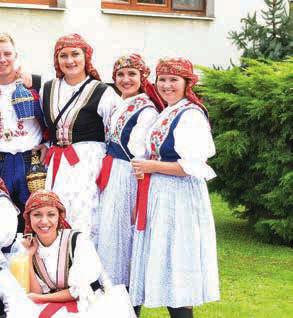 Korduly jsou stejně jako u ženského kroje zdobeny červenými kamrholovými kytkami. Do nohavic si mládenci vkládají červený vlněný šáteček merínek.