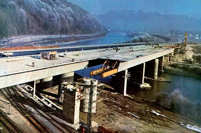9 Obr. 9 Most přes Inn v Kufsteinu (1968), celkový pohled na most ve výstavbě [14] Obr. 10 Most u Tauberbischofsheimu během výstavby (1970) [14] Obr.