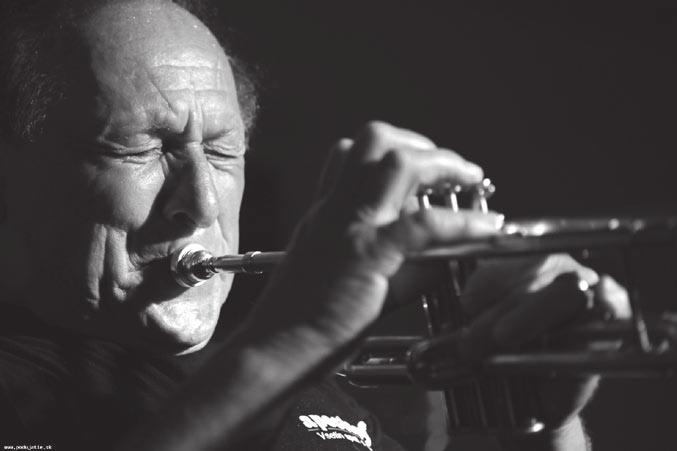 KULTURA strana 13 ŘÍJEN 2011 Do Šternberka přijede jazzová legenda, trumpetista Laco Deczi Filmový klub nabídne originální komedii Světoznámý jazzový hudebník slovenského původu Laco Deczi bude
