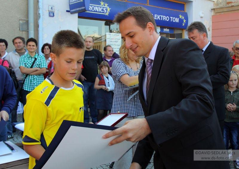 SPORT strana 15 ŘÍJEN 2011 Hokej ve Šternberku končí. Proč? Východní skupina druhé hokejové ligy se nakonec odehraje jen v jedenácti týmech.