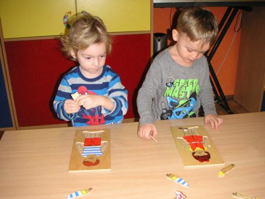 Pøi poznávání geometrických tvarù a barev dìti zaujalo skládání Panáka na magnetickou tabuli. Kadý si pak udìlal obrázek panáka, kterého nejdøíve z geometrických tvarù sestavil a nalepil na ètvrtku.