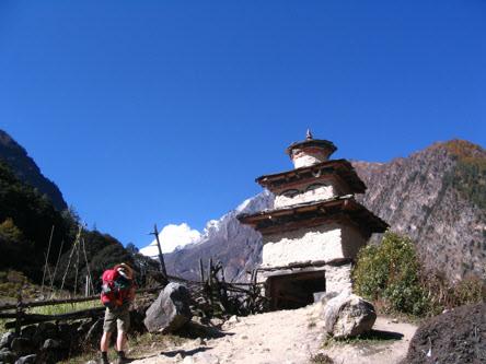 Jsou to i milí, vìènì usmìvaví a pohostinní lidé s exotickou (hinduistickou a buddhistickou) kulturou.