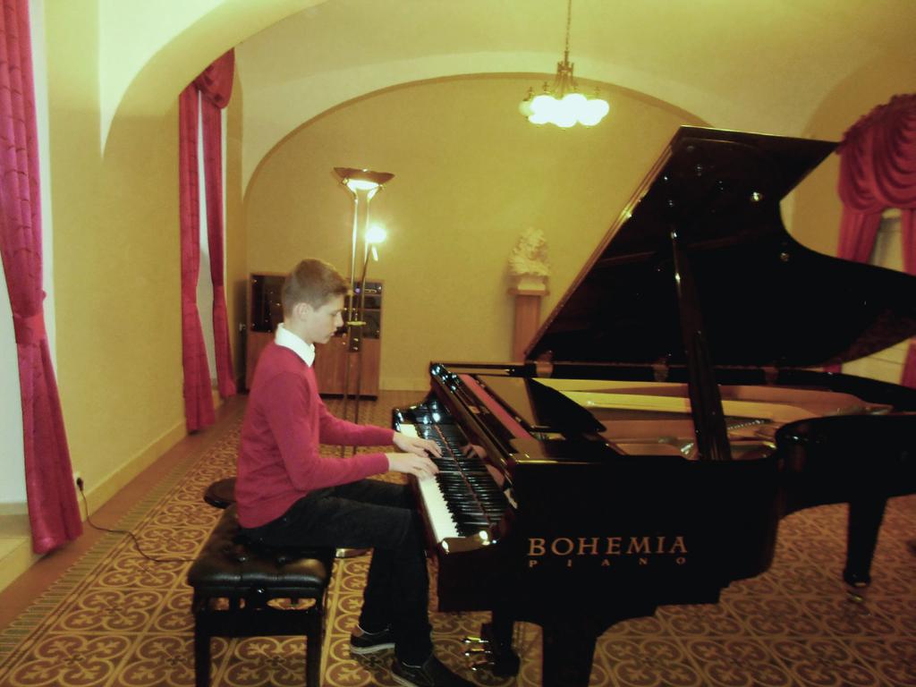 ZUŠ LIPOVÁ-LÁZNĚ KLAVÍRNÍ FESTIVAL V OPAVĚ Ve čtvrtek 30. listopadu 2017 se žák naší klavírní třídy ZUŠ v Lipové-lázních Daniel Hodgkins zúčastnil klavírního festivalu Magický klavír v proměnách času.