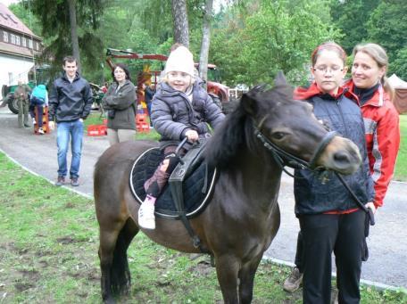 I přes z počátku nevlídně vypadající počasí navštívily Den v Bělském lese stovky dětí a dospělých z řad občanů Ostravy a dalších přilehlých měst a vesniček.