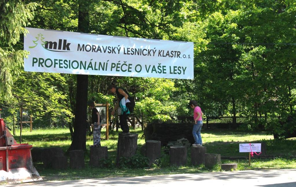 Obsah Číslo strany Úvod.... 2 Identifikační údaje o účetní jednotce.... 4 Orgány sdružení.. 4 Členové sdružení k 31. 12. 2015..... 5 Členové statutárního orgánu k 31. 12. 2015... 7 Členové výkonné rady k 31.