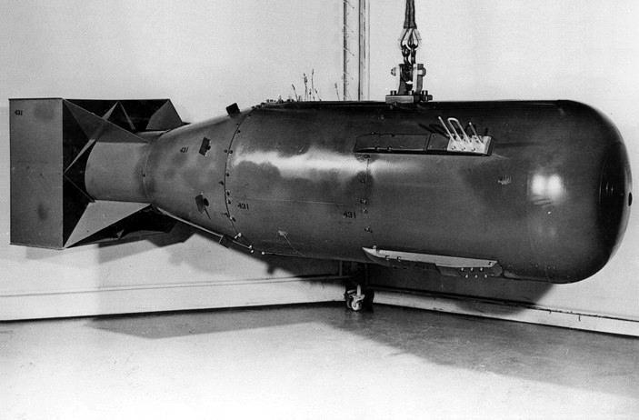 6. Jméno atomové bomby, která byla svržena na město v Japonsku 7. První jaderná elektrárna 8.