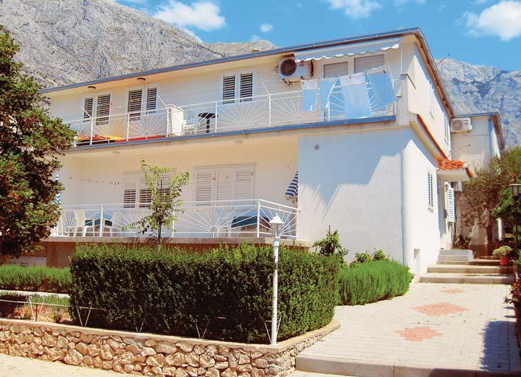 Vila MARIA III Chorvatsko Baška Voda klid a pohoda velká zahrada, blízkost pláže a centra klimatizované pokoje POLOHA A POPIS Dvoupodlažní vilka je situována v klidné vilové části letoviska Baška