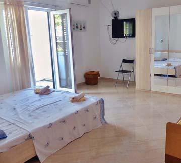 Vila TEA I III Chorvatsko Baška Voda dříve vila Emilija balkóny s orientací na moře moderně vybavená studia POLOHA A POPIS Vila se nachází v klidné západní části letoviska Baška Voda, cca 200 m od