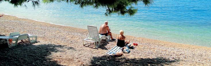 Hotel AURORA /III Chorvatsko Podgora poloha přímo u pláže hotel s venkovním i krytým bazénem klimatizované pokoje POLOHA A POPIS Klimatizovaný hotel se nachází v Podgoře přímo u krásné oblázkové