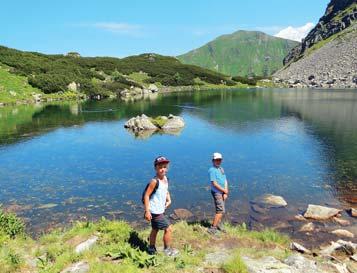 Příjezd do Roháčů, po ubytování volný program, večeře. 2. den: nenáročná turistika v oblasti Roháčské doliny, kde uvidíte Roháčská plesa a Roháčský vodopád.