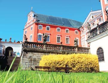 Z každé uličky i z každého zákoutí na vás dýchne středověká atmosféra. Městu, které je již od roku 1992 zapsáno na seznamu UNESCO, dominuje zámek, jehož návštěvu si také nenecháte ujít.