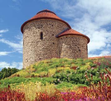 Následuje přejezd do Olomouce. Prohlédnete si Olomoucký hrad s kostelem sv. Václava, kde podle legendy byl v Přemyslovském paláci zavražděn poslední Přemyslovec Václav III.