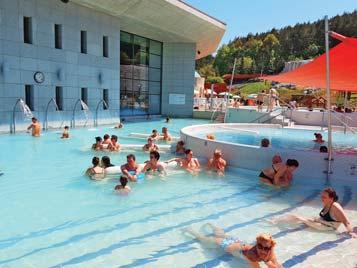 se přezdívá také maďarské Pamukkale, kde léčebná voda stékající z kopců vytvořila zvláštní terasovité útvary (celodenní vstupné za příplatek) nebo případně kombinovaná verze C) nejprve termální lázně