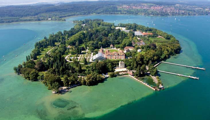 Nachází se zde arboretum s více jak 500 druhy stromů, 200 druhů rododendronů a azalek, růžová zahrada i středomořské terasy.