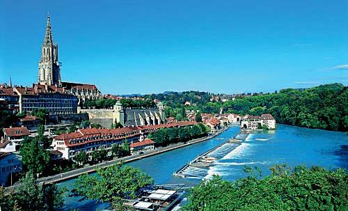 00 hod. DVD, bar), 1 noc se snídaní v hotelu*** (2lůžk. pokoje s přísl.), služby průvodce, komplexní pojištění viz str. 89. Příplatek: 1lůžkový pokoj + 550,- Kč. Sleva: 3.