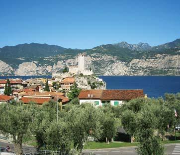 Průjezd podél jeho východního břehu do Riva del Garda, letoviska ležícího na nejsevernějším výběžku jezera.