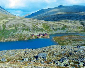 den: dopoledne příjezd k Eidfjordu. Z břehu fjordu budete pokračovat ke vstupní bráně Národního parku Hardanger, kterou jsou vodopády Vøringsfossen (výška 182 m).