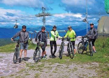 Cykloturistika v oblasti jezera Zeller See. Ubytování. 2. den: ráno přejezd busem do Werfenu, známého svým mohutným hradem a světově unikátní ledovou jeskyní Eisriesenwelt.