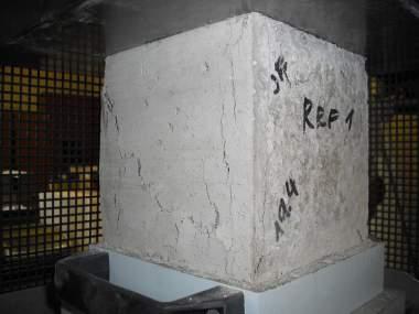 31,7 65,10 GUM 40/60 2232,1 34,8 71,65 GUM 20/80 2192,3 33,8 69,47 GUM 0/100 2248,2 34,2 70,33 Obrázek 6.9: Vzorek před zkouškou Obrázek 6.10: Vzorek po zkoušce 6.2.3 Pevnost v tlaku po 45 dnech Pevnost po 45 dnech byla měřena na krychlích o hraně 150 mm.