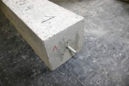 (High Performance Concrete), C30/37 (Concrete Strenght 30/37 M P a), aby bylo možno detailní porovnání. Z každé záměsi byly vyrobeny 3 trámce.