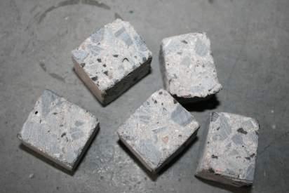 Kapitola 9 Elektronová mikroskopie Pro lepší pochopení vlivu gumového recyklátu na cementovou matrici byly pořízeny snímky elektronovým mikroskopem.