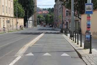 Tramvajová zastávka s ostrůvkem >.