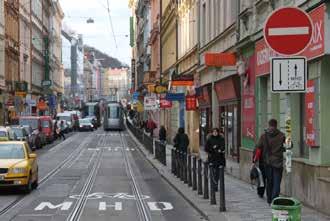 značením: dodatkové tabulky Jízda cyklistů v protisměru (E a) a