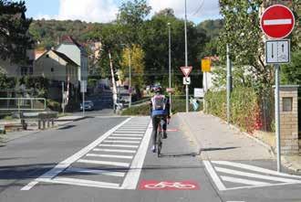 Před křižovatkou s cyklistickým vjezdem do cykloobousměrky: u