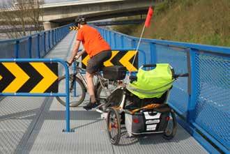 Dále jsou zde shrnuta kritéria pro volbu opatření a principy návrhu cyklistické infrastruktury, s důrazem na aktivní zlepšování podmínek pro jízdu na kole a trvalejší