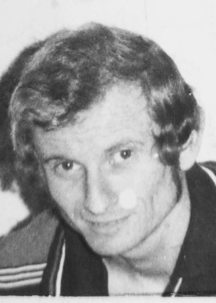 VLADIMÍR TÓTH hráč, ktorý vy rastal v doraste. Pri veľkej konku rencii sa pomaly aklimatizoval v ko lektíve.