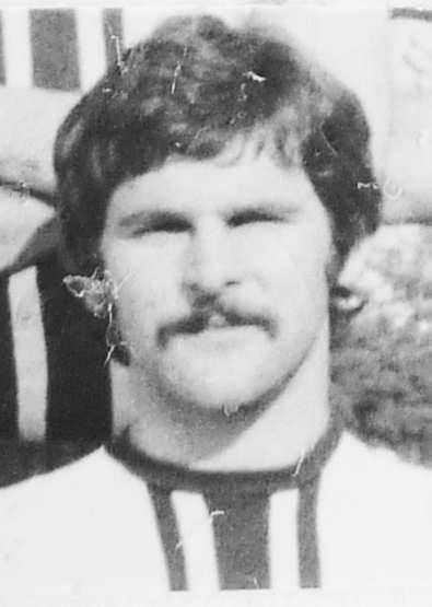 BRANISLAV KORTIŠ veľmi dobre stavaný futbalista. Vý borný hlavičkár, veľký bojovník, in teligentný hráč.