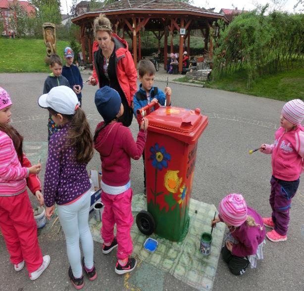 2. KROK ODPADKOVÉ KOŠE A POPELNICE NEMAJÍ SPRÁVNÉ BARVY T: KVĚTEN O: KUŘÁTKA VÝSLEDEK: TŘÍDA KUŘÁTEK POMALOVALA ČERVENOU POPELNICI BAREVNÝMI OBRÁZKY A NÁPISEM SMĚSNÝ ODPAD V KVĚTNU 2017