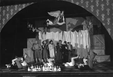 84 Helena Spurná Emil František Burian: Račte odpustit, D 34 Praha, 1956. Z obsazení (od druhé stojící postavy zleva): Libuše Prylová (Ťululum), Vladimír Šmíd (Kačaba), Jana Polívková (?