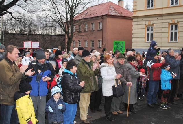 Více jak tři sta lidí, kteří zareagovali na narychlo připravené setkání obránců jmenovaných měst v čele se starostou Horního Jiřetína Vladimírem Buřtem, vyjádřili podporu píšťalkami, zapálenými