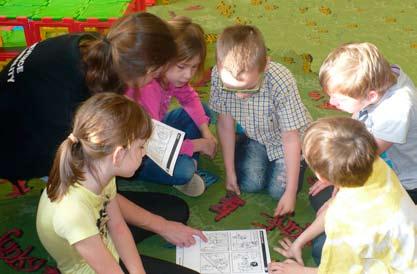 Prioritou jsou schodiště a zastávky, pak nastupují na chodníky. Ruční úklid města provádí třicet zaměstnanců technických služeb.