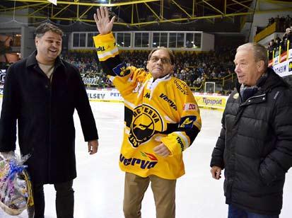 sport Hokejista Zdeněk Zíma osmdesátiletý Oslavenec mezi Ing. Robertem Kyselou (vlevo), generálním manažerem HC VERVA Litvínov, a Ing. Petrem Hojerem CSc., senior manažerem (vpravo).