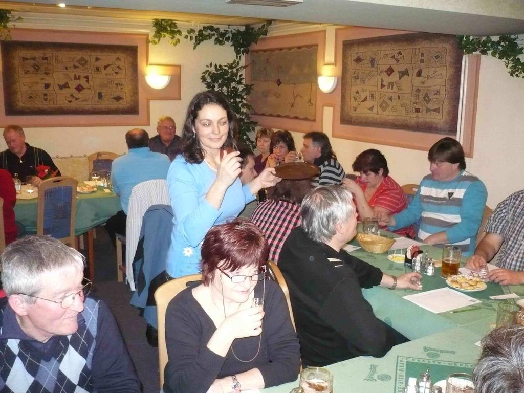 PŘÍLUCKÁ TRNKA 2012 18 vzorků čekalo letos na účastníky tradiční Přílucké trnky. Obavy organizátorů byly rozptýleny velmi slušnou účastí milovníků tradičního valašského nápoje slivovice.