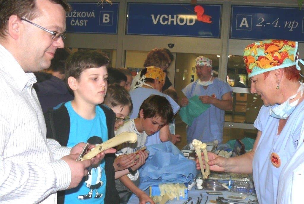 Dvě operace, jež byly živě přenášeny do přednáškového sálu a doprovázeny odborným komentářem, byly atraktivní součástí pátečního