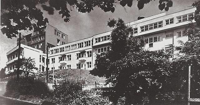 Jako příklad budovy s přístupem denního světla uvádím bývalý kožní pavilon v nemocnici Na Bulovce.