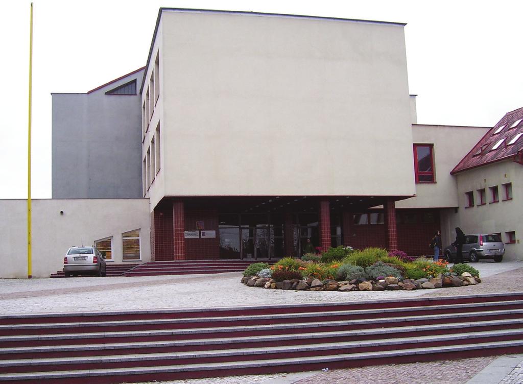 SOŠ v Údlicích u Chomutova je poměrně rozsáhlý školský areál uvedený do provozu v 1. polovině 90. let, určený pro vzdělávání v oboru zemědělských strojů a zařízení a v oboru gastronomie.
