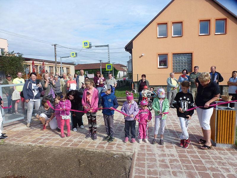 Takže věříme, že si v mrazivém počasí zabruslíte, zahrajete hokej a naopak v letních měsících se okoupete, zaplavete si a na břehu strávíte pěkné slunečné dny.