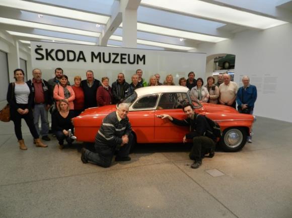 nahlédli do depozitáře prototypů. Mezi neslyšícími seniory byli i bývalí zaměstnanci automobilky. Pochlubili se nám modely starších aut, na kterých pracovali manuálně, a to za socialismu.