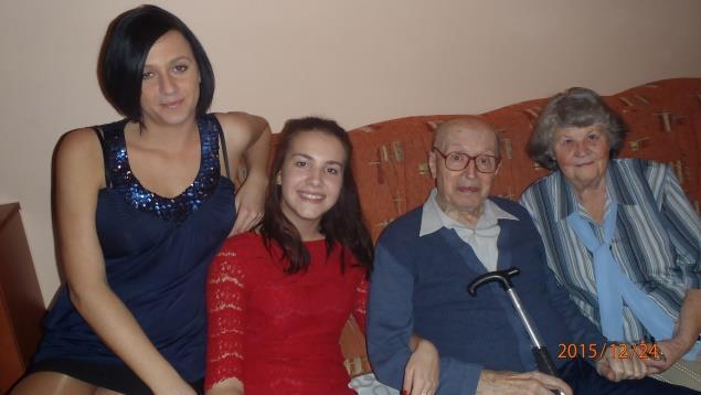 patře pokoj, původně pro hosty, také s vlastním nábytkem z původního domova. Rodiče mají s mladými společnou kuchyň a obývací pokoj v přízemí domu. Vřelý dík patří MUDr.