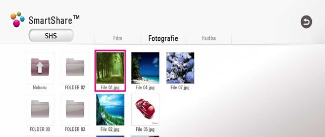 36 Ovládání Přehrání souboru ze síťového serveru yui Tento přístroj přehrává video, audio a soubory fotografií umístěné na DLNA serveru prostřednictvím vaší domácí sítě. 1.