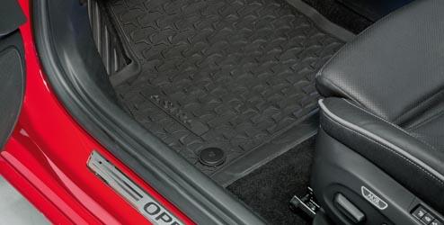 Šité na míru pro nový Opel Astra Barva: černá s nápisy 'Astra' na obou předních rohožích v šedé barvě, lemování v šedé barvě S funkcí Scrapetex pro stabilizaci Nesmekavost