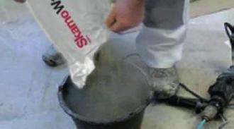 Biocide. 2 Rozmíchejte lepidlo SkamoWall Adhesive.